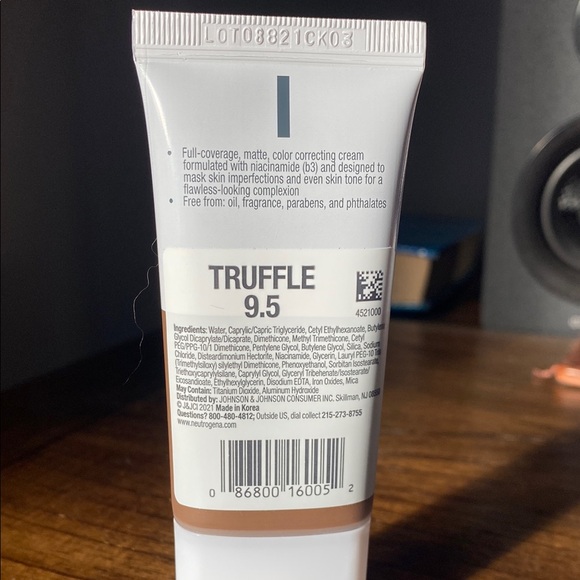 Neutrogena Flawless Matte CC Cream with Niacinamide (b3) in Shade Truffle 9.5 - Picture 3 of 3